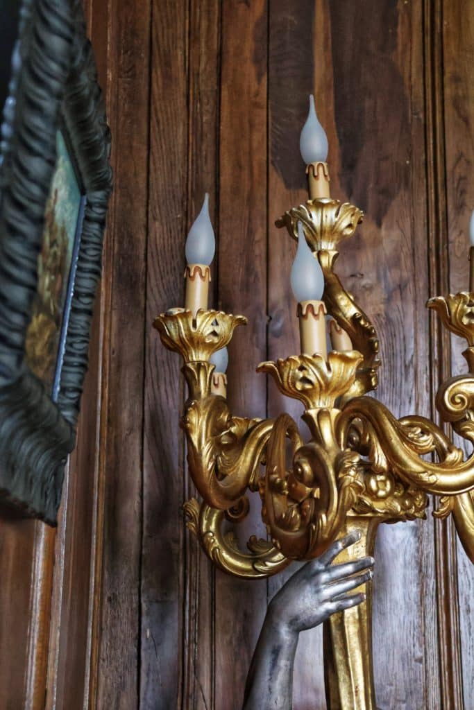 Applique baroque dorée à bougies sur boiserie ancienne