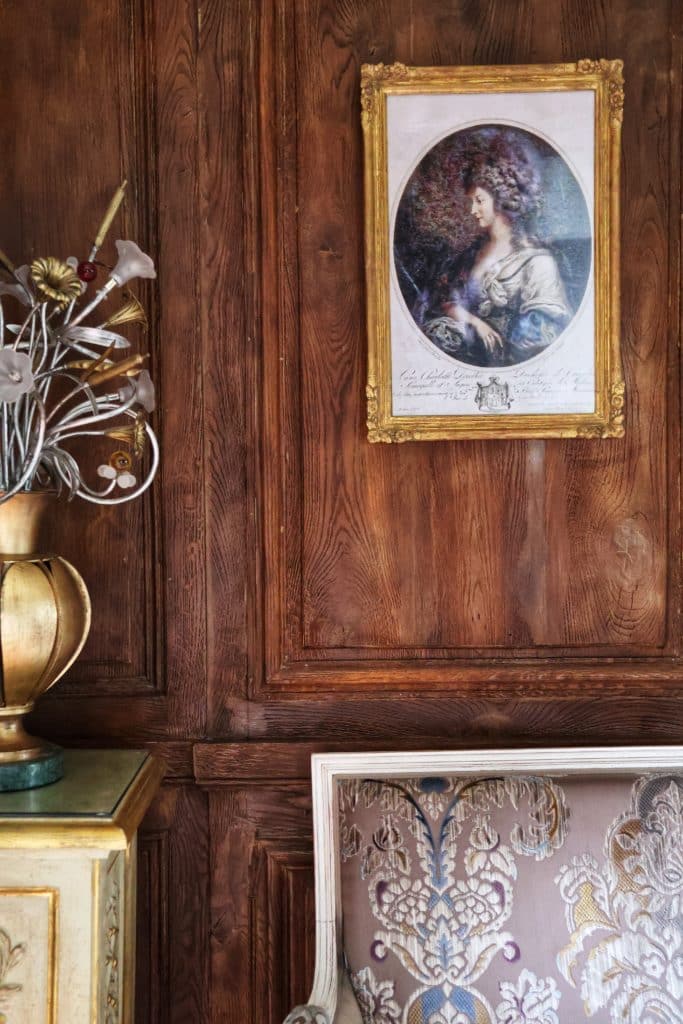 Portrait aristocratique XVIIIe siècle dans cadre doré sur boiserie