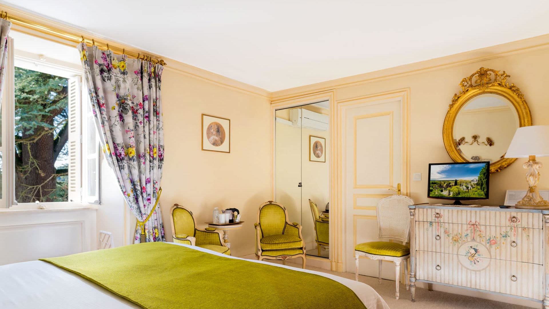 chambre-lumineuse-chateau-de-rochecotte-val-de-loire-tourisme