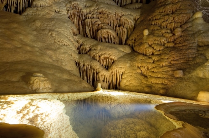 grottes-petrifiantes-de-savonniere