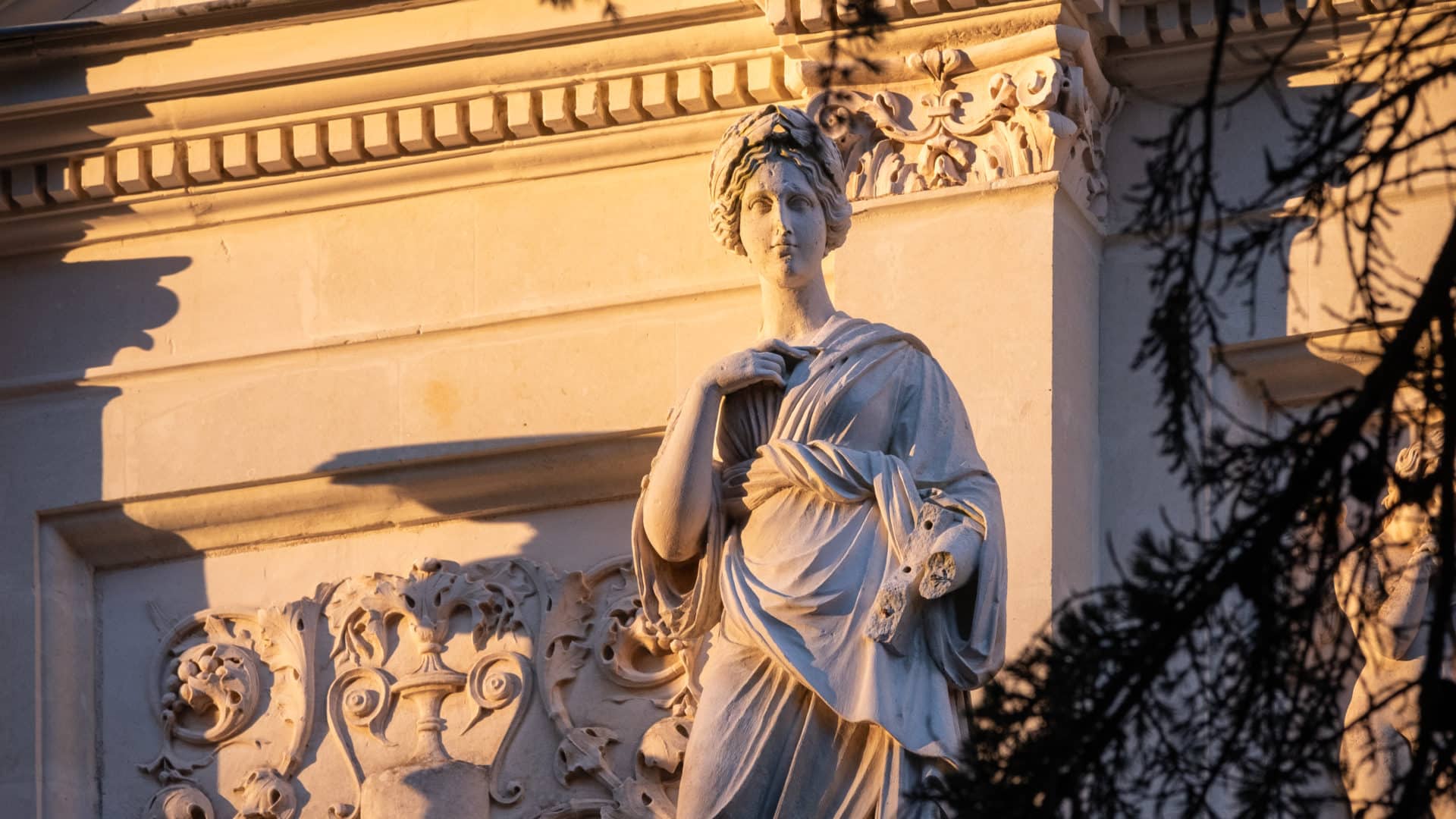 Statue sur la façade du Château de Rochecotte, demeure historique en Indre-et-Loire