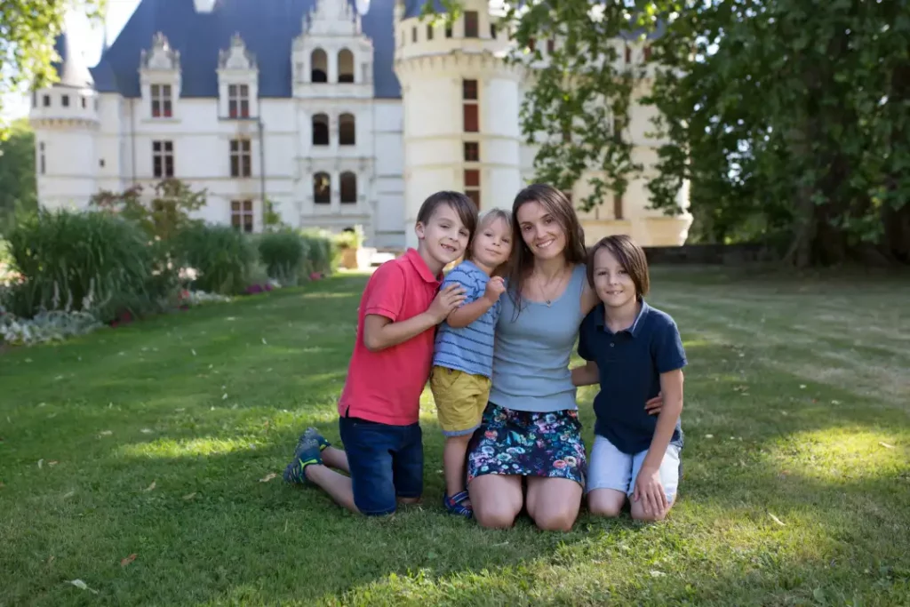 Famille en vacances à Azay-le-Rideau découvrant les châteaux de la Loire, hébergement en Touraine