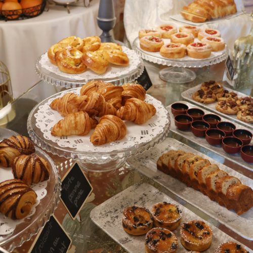 Buffet de viennoiseries françaises croissants pains au chocolat tartes