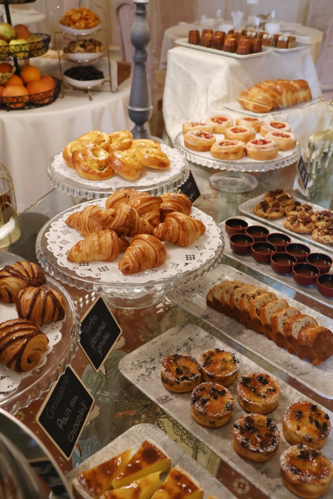 Buffet de viennoiseries françaises croissants pains au chocolat tartes