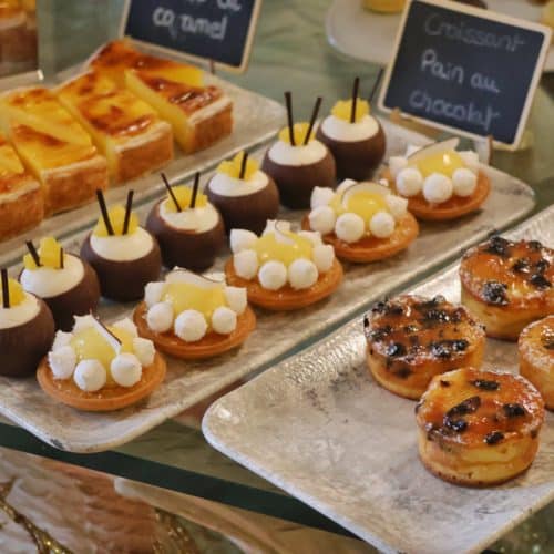 Tarif soirée : 99€ ttc / personne (apéritif + dîner spectacle : entrée, plat, dessert + eau + soirée dansante)

Tarif chambre B&B et soirée : à partir de 367€ pour 2 pers (apéritif + dîner spectacle : entrée, plat, dessert + eau + soirée dansante + chambre + petit-déjeuner)