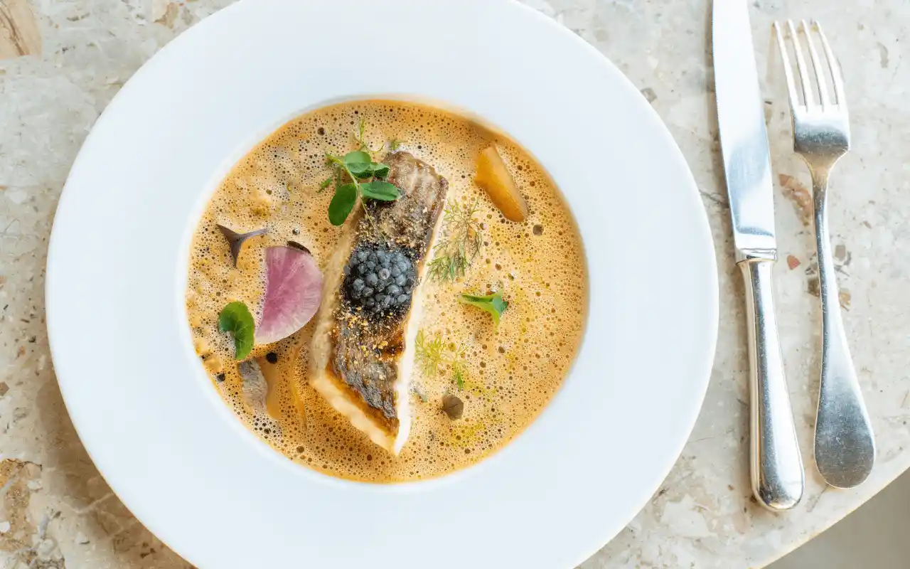 Assiette gastronomique raffinée servie dans un restaurant de château en Val de Loire, poisson, caviar et émulsion