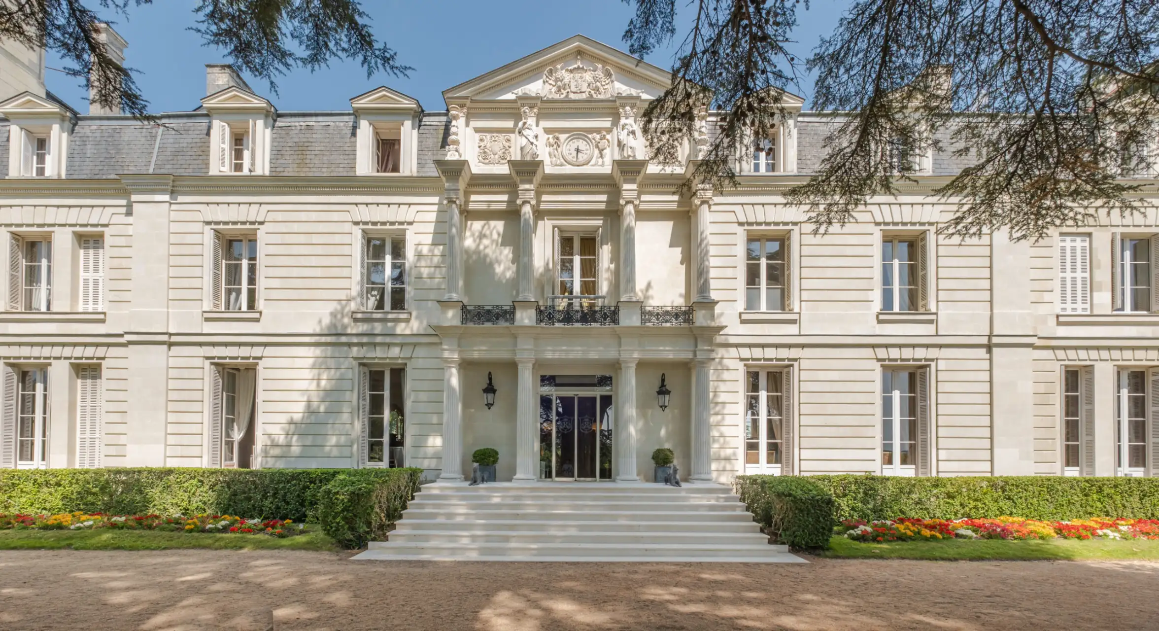 Château de Rochecotte en Touraine, domaine de mariage surplombant la vallée de la Loire avec jardins et architecture élégante.