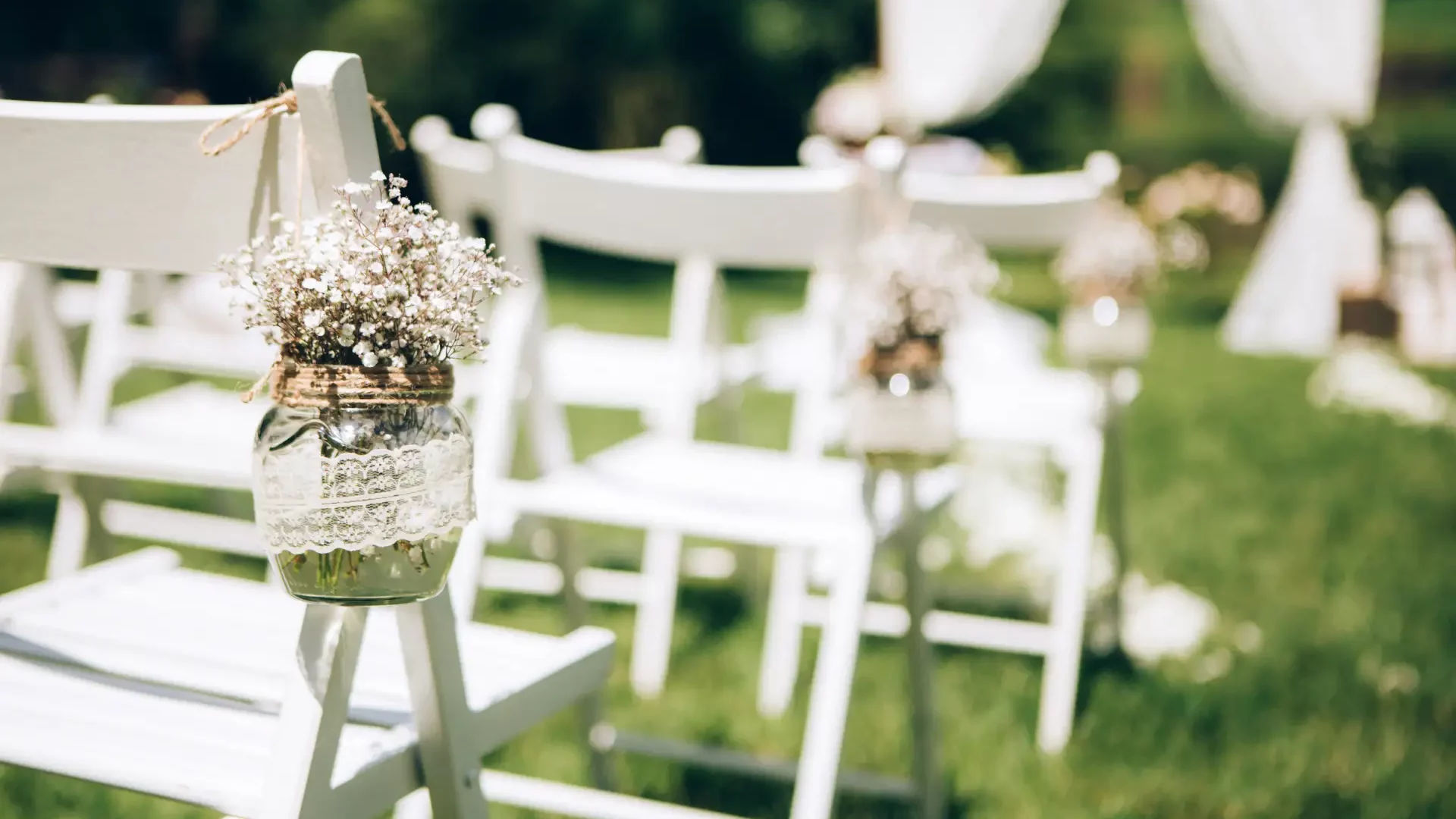 Chaises dressées dans le parc du Château de Rochecotte pour un mariage en Indre-et-Loire