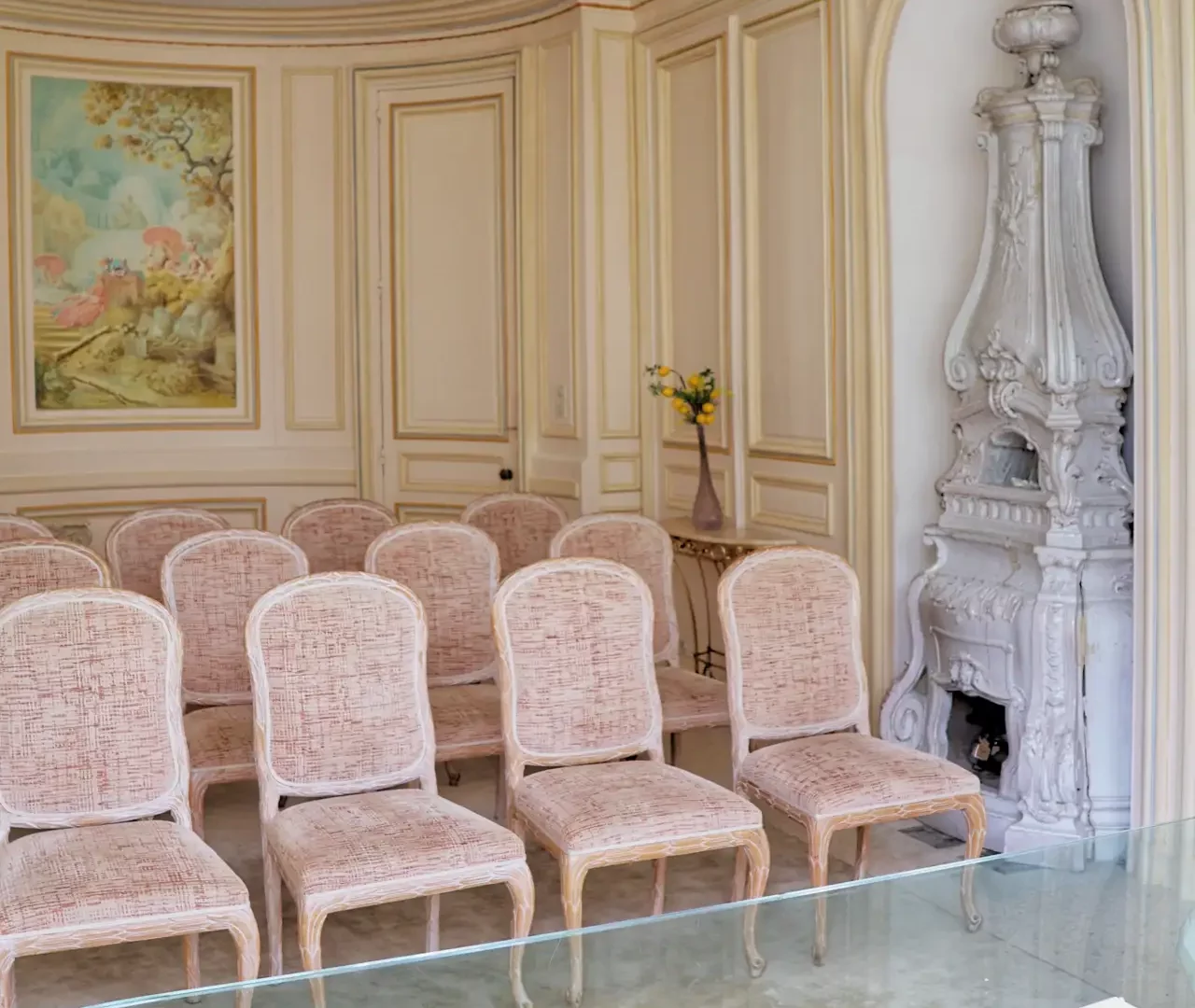 Salle décorée pour une cérémonie laïque au Château de Rochecotte, mariage en Touraine