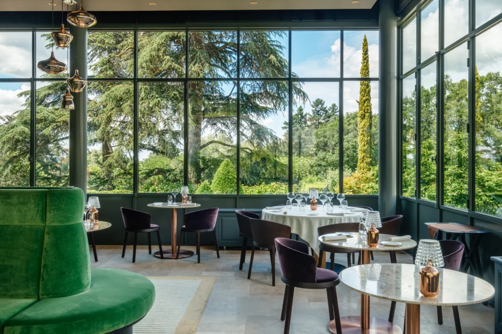 La Verrière, espace lumineux au style contemporain, ouvert sur le parc et ses jardins.