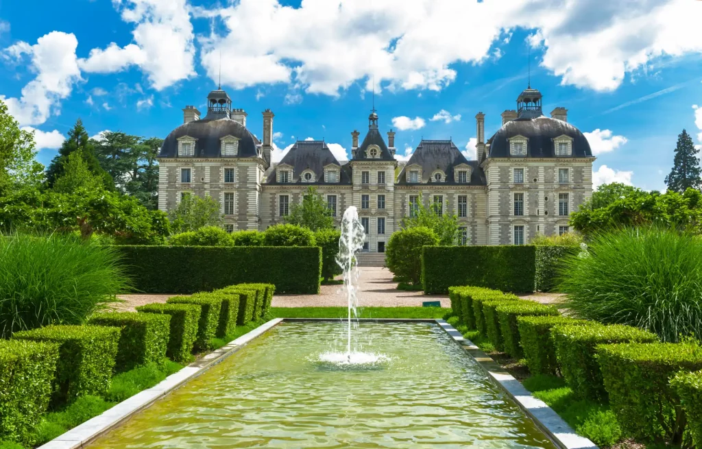 Château de Cheverny avec jardins à la française et fontaine