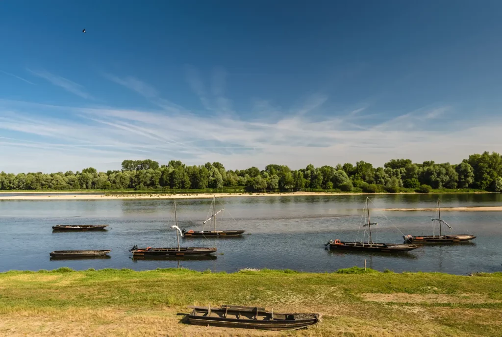 Gabarres traditionnelles naviguant sur la Loire, en Touraine