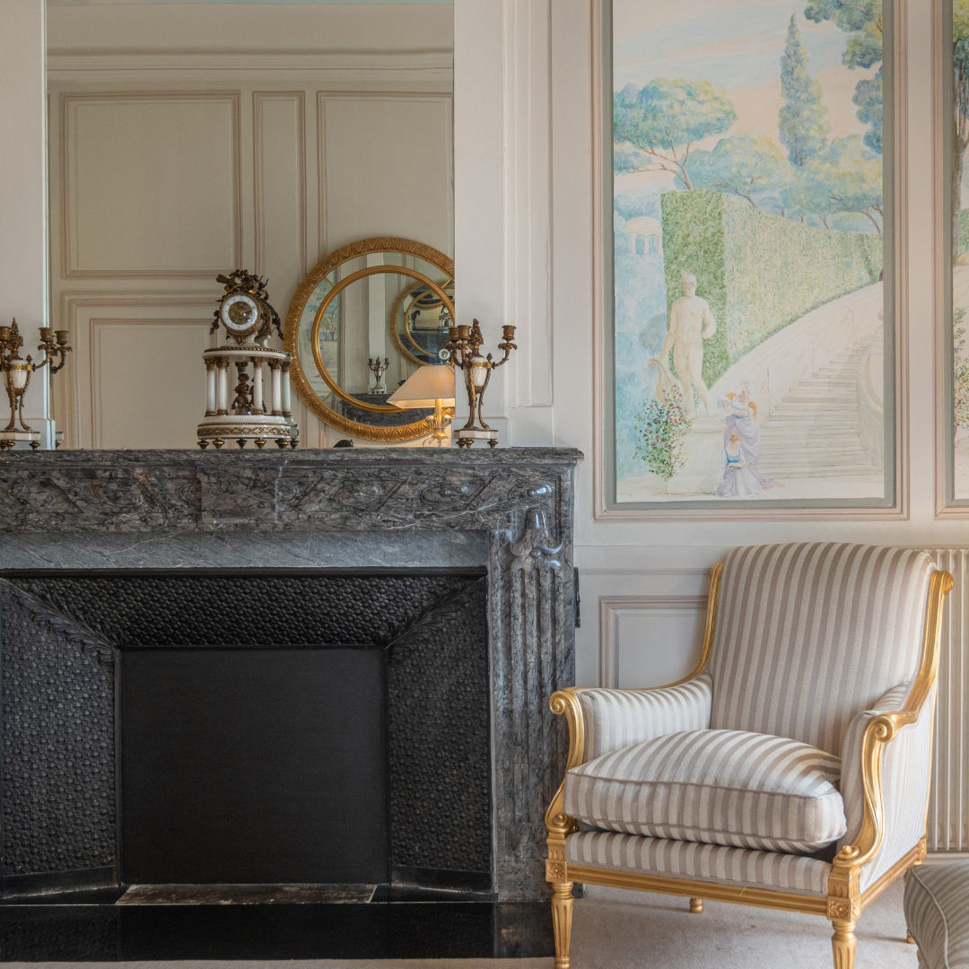 Salon classique français avec cheminée en marbre et fauteuil doré