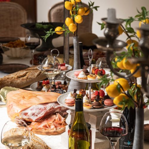 Table festive garnie de charcuterie, pâtisseries et vins français