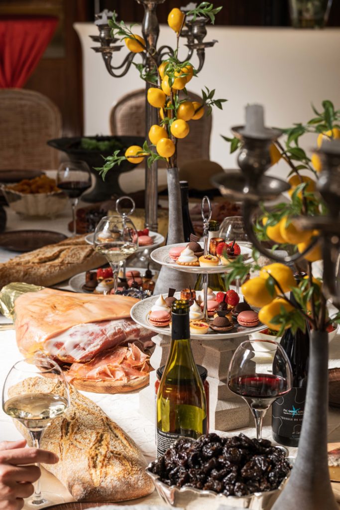 Table festive garnie de charcuterie, pâtisseries et vins français