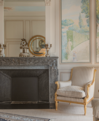 Salon classique français avec cheminée en marbre et fauteuil doré