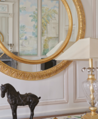 Miroir rond doré dans un intérieur classique élégant