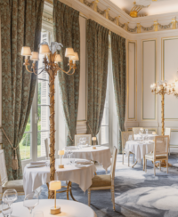 Salle de restaurant gastronomique luxueux style classique français doré